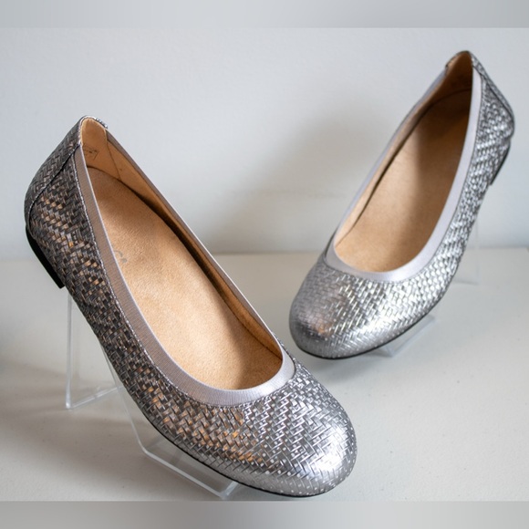 Vionic Anita Silver Leather Classic All Day Comfort Flats Women’s Shoes Size 8W - Picture 8 of 10